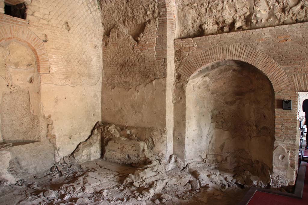 VII.16.a Pompeii. October 2020. Room 4, calidarium, looking towards south-east corner. Photo courtesy of Klaus Heese.