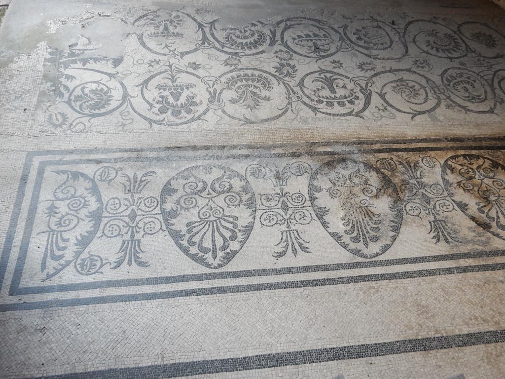 VII.16.a Pompeii. May 2015. Detail of mosaic floor in vestibule 8. Photo courtesy of Buzz Ferebee.