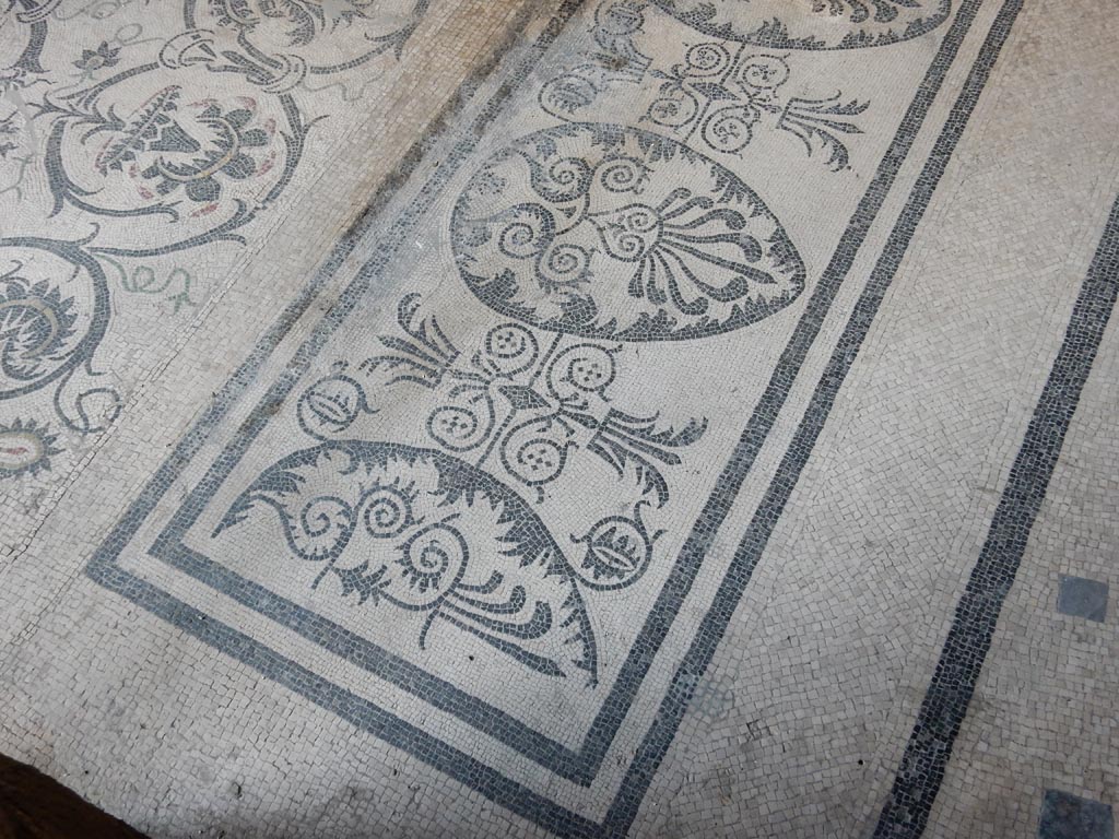 VII.16.a Pompeii. May 2015. Detail of mosaic floor in vestibule 8. Photo courtesy of Buzz Ferebee.