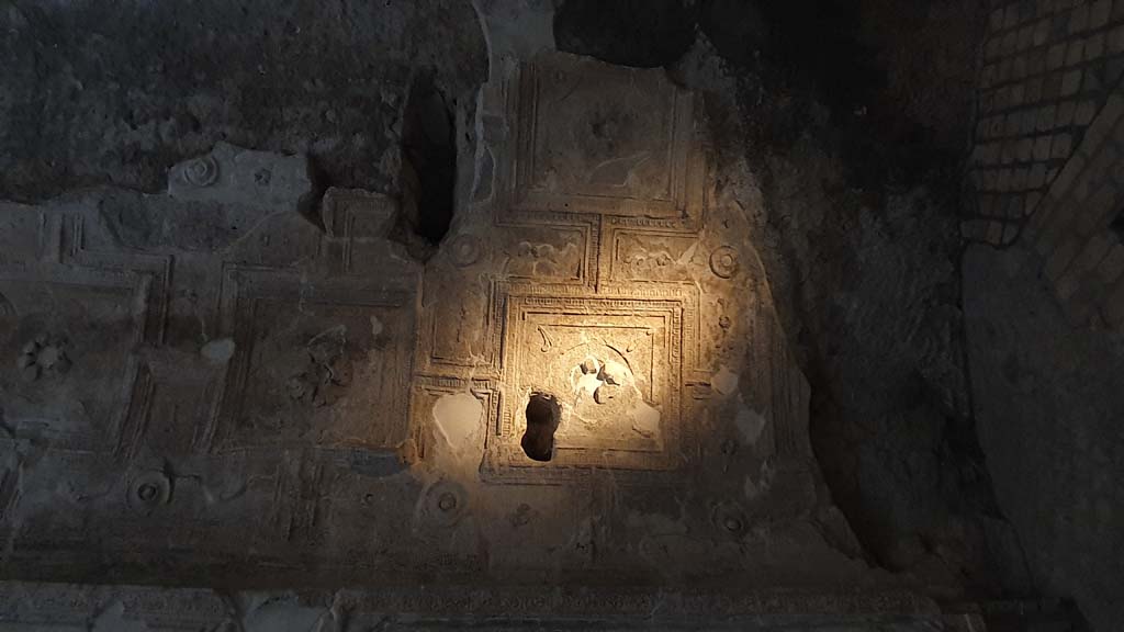 VII.16.a Pompeii. August 2021. Room 6, detail of vaulted ceiling with stucco at west end of south wall.
Foto Annette Haug, ERC Grant 681269 DÉCOR.

