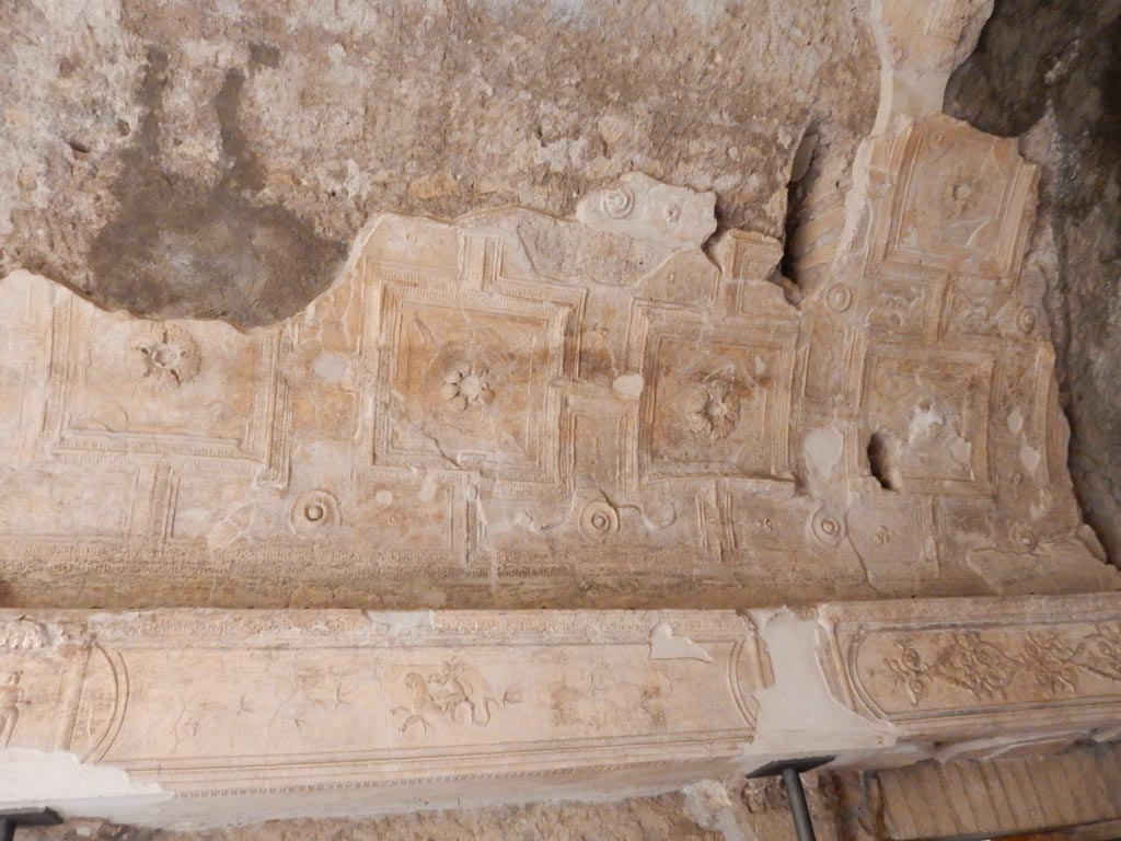 VII.16.a Pompeii. May 2015. Room 6, vaulted ceiling with stucco at west end of south wall. Photo courtesy of Buzz Ferebee.