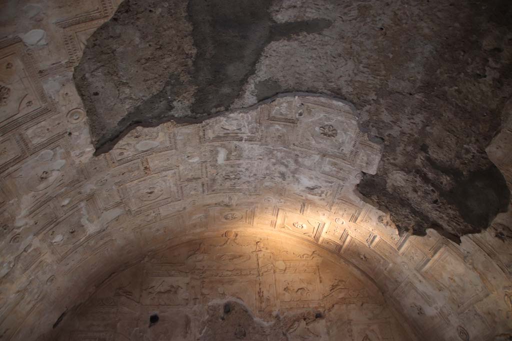 VII.16.a Pompeii. October 2020. Room 6, vaulted ceiling with stucco. Photo courtesy of Klaus Heese. 