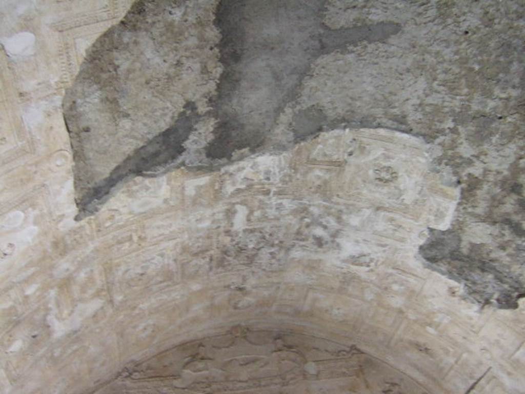 VII.16.a Pompeii. December 2006. Room 6, vaulted ceiling with stucco.