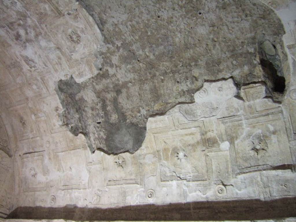 VII.16.a Pompeii. December 2006. Room 6, vaulted ceiling with stucco.