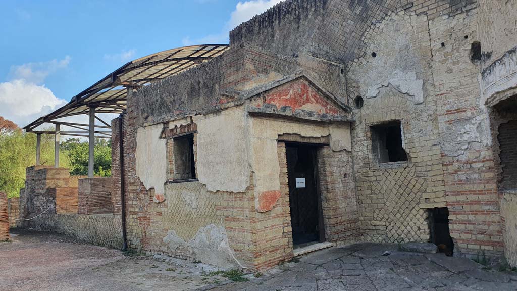 VII.16.a Pompeii. August 2021. Looking towards doorway to room 1 on north-east side of courtyard C, with pool at rear.
Foto Annette Haug, ERC Grant 681269 DÉCOR.
