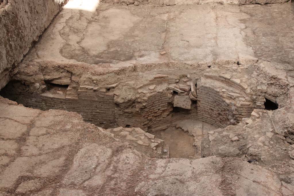 VII.16.a Pompeii. October 2020. Room 2, pool. Area of hypocaust under pool. Photo courtesy of Klaus Heese.