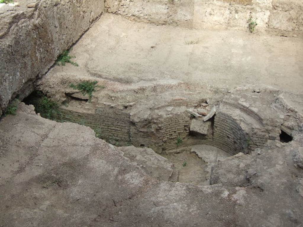 VII.16.a Pompeii. September 2005. Room 2, detail of centre of pool. 