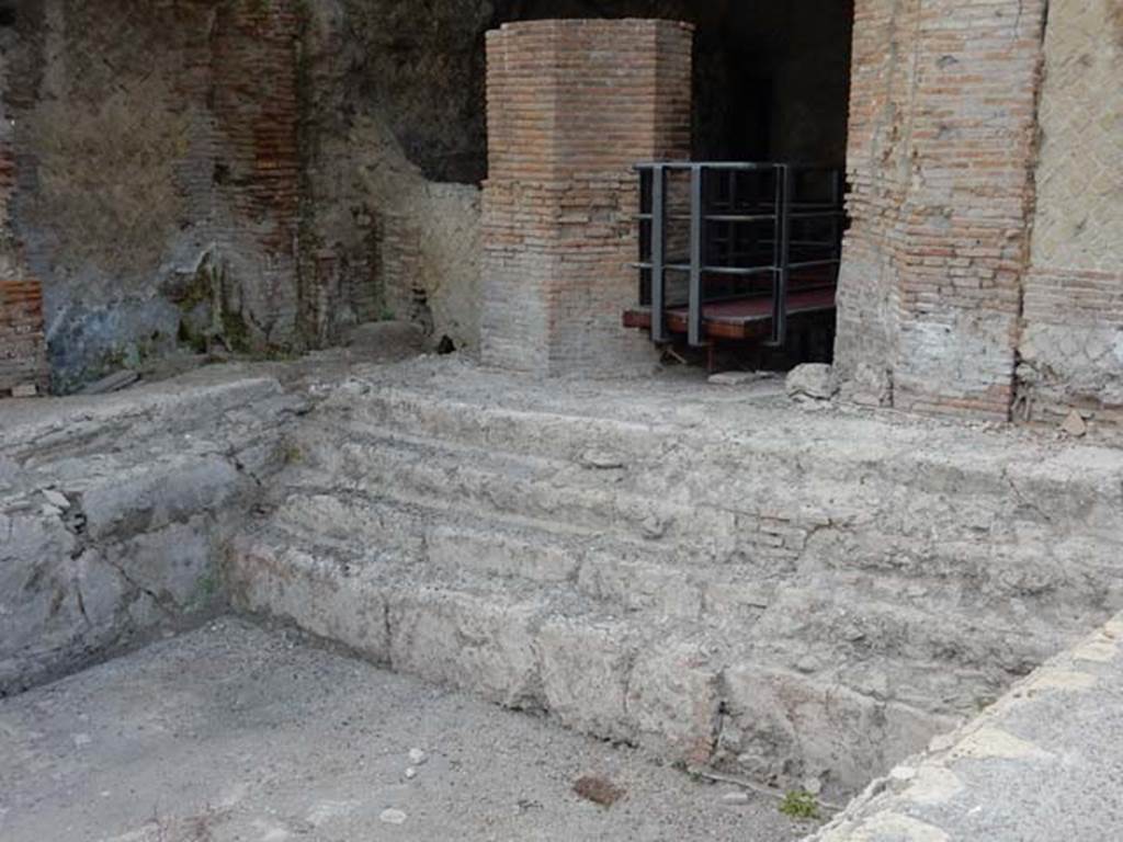 VII.16.a Pompeii. May 2015. Room 2, looking south-east towards the south side of the pool, with steps.  Photo courtesy of Buzz Ferebee.
