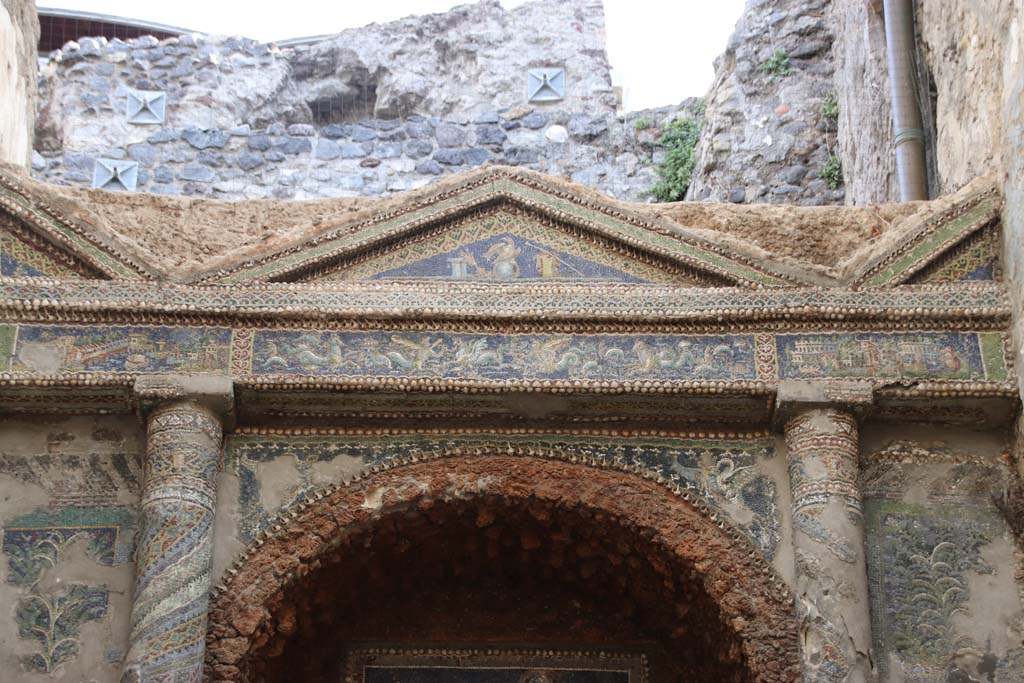 VII.16.a Pompeii. October 2020. Room 9, nymphaeum. Detail of mosaic top of nymphaeum. Photo courtesy of Klaus Heese.