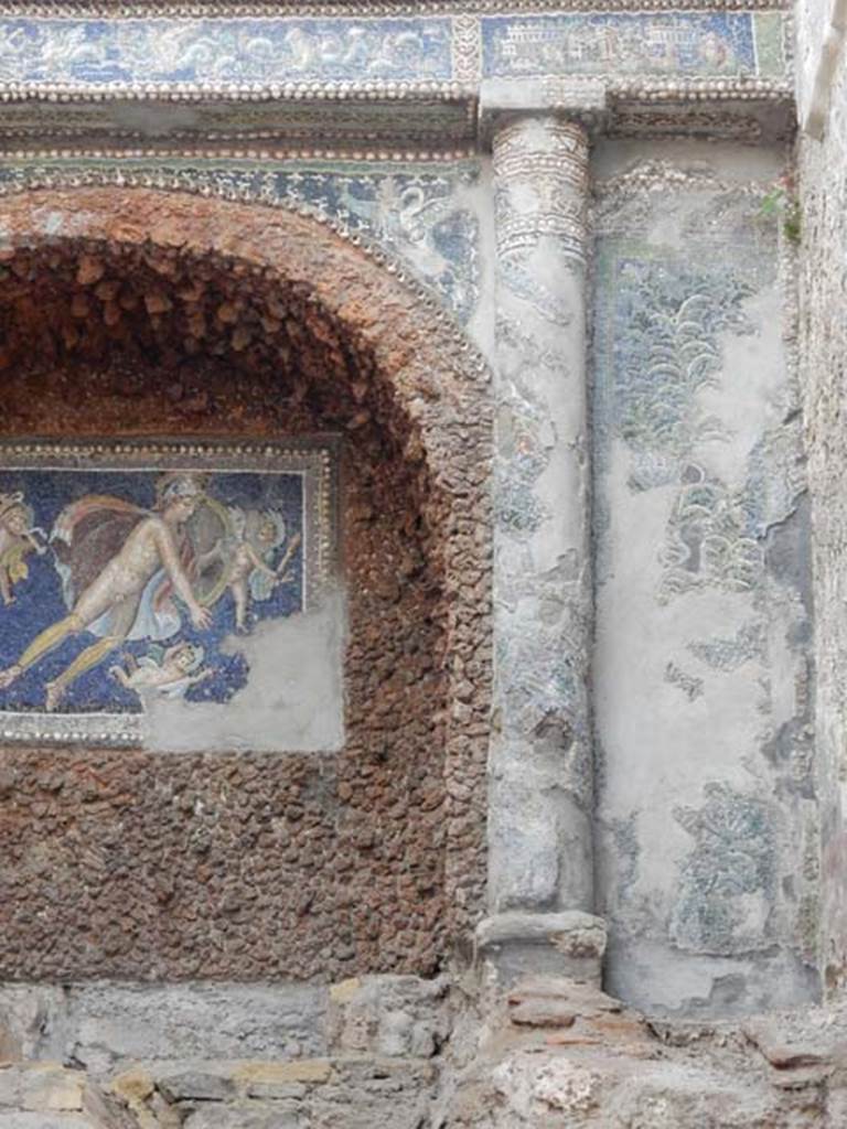 VII.16.a Pompeii. May 2015. Room 9, column on south side. Photo courtesy of Buzz Ferebee.
