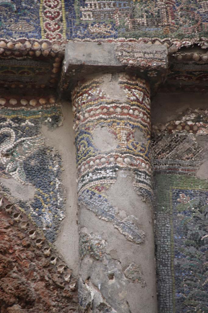 VII.16.a Pompeii. October 2020. Room 9, detail of column on south side. Photo courtesy of Klaus Heese.