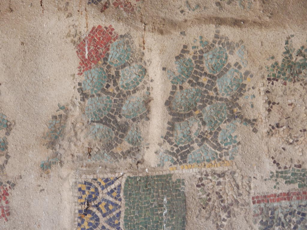 VII.16.a Pompeii. May 2018. First mosaic fragment upper part belonging to the suburban baths now in VII.7.5.
This frame is decorated with shells. Photo courtesy of Buzz Ferebee.
See Carratelli, G. P., 1990-2003. Pompei: Pitture e Mosaici: Vol. VII.  Roma: Istituto della enciclopedia italiana, p. 257.
