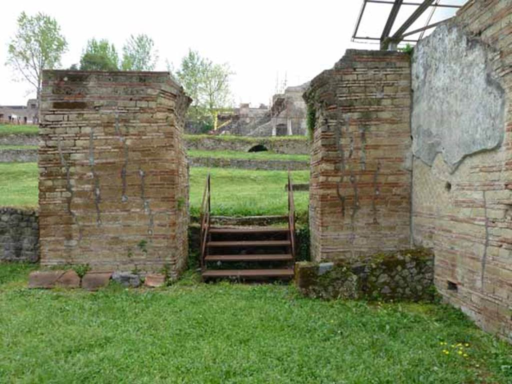 VII.16.a Pompeii. May 2010. Looking east.