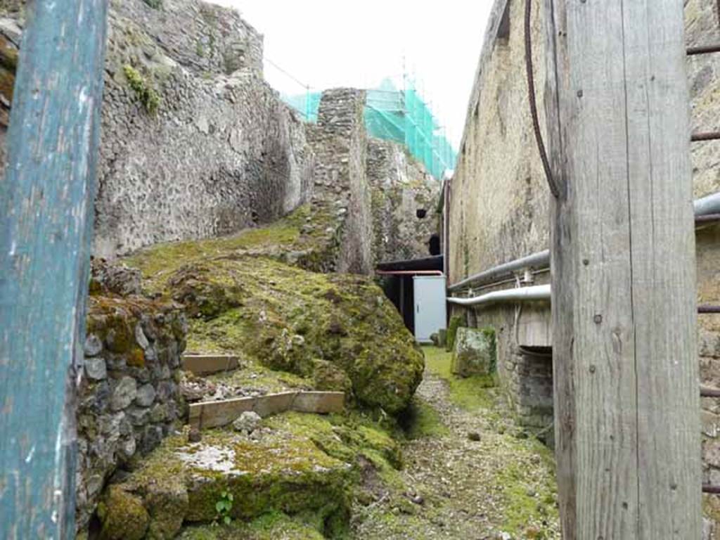 VII.16.a Pompeii. May 2010. On the left, steps to rear of VII.16.1 and 15, on the right, the rear walls of the baths.