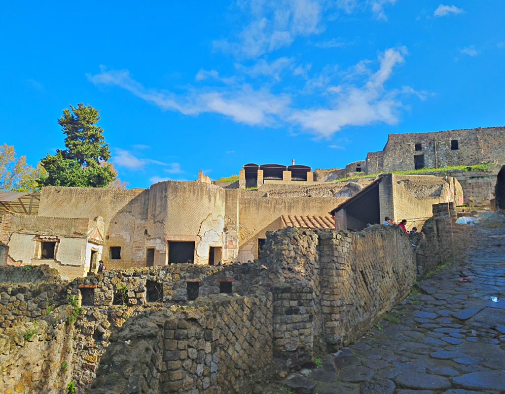 VII.16.a Pompeii. November 2023. Looking east along steep roadway towards Porta Marina. Photo courtesy of Giuseppe Ciaramella.