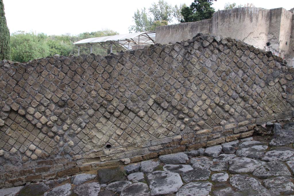 VII.16.a Suburban Baths. October 2020. Detail of boundary wall to left of entrance gateway. Photo courtesy of Klaus Heese.