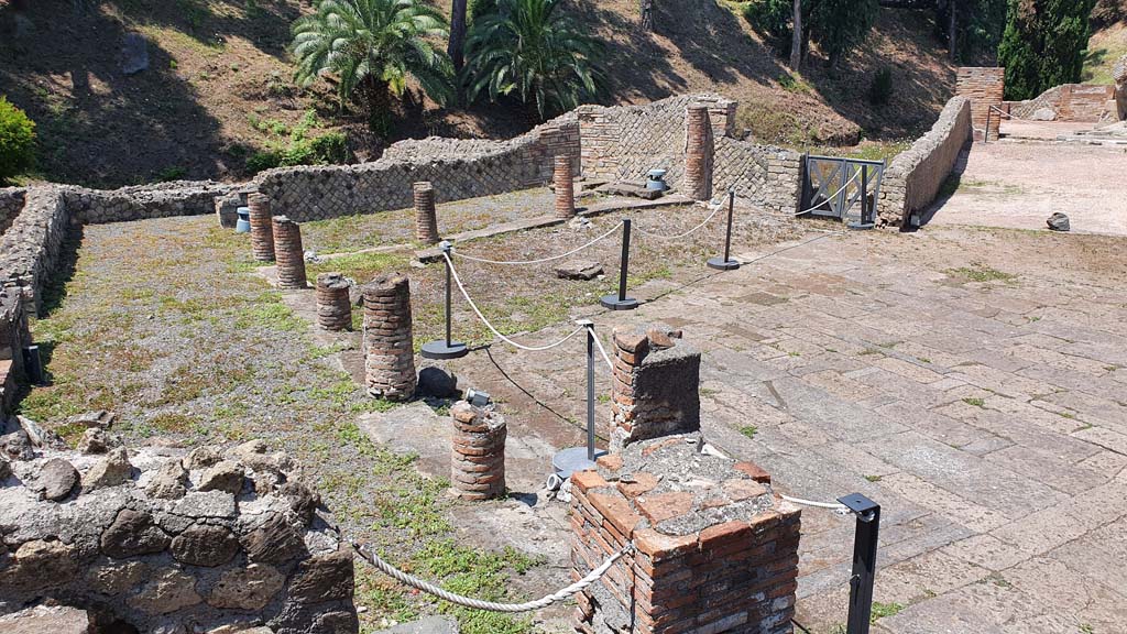 VII.16.a Pompeii. July 2021. Looking north-west across courtyard C.
Foto Annette Haug, ERC Grant 681269 DÉCOR.

