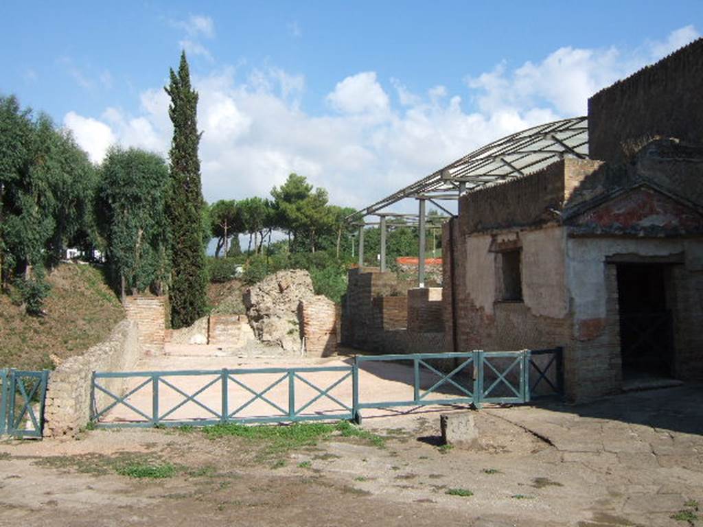 VII.16.a Pompeii. September 2005.  Looking north to remains of room on west side of room 2, the hot pool.