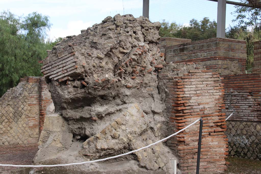 VII.16.a Pompeii. October 2020. Detail of the large piece of debris in the room at the north end of courtyard C. Photo courtesy of Klaus Heese. 