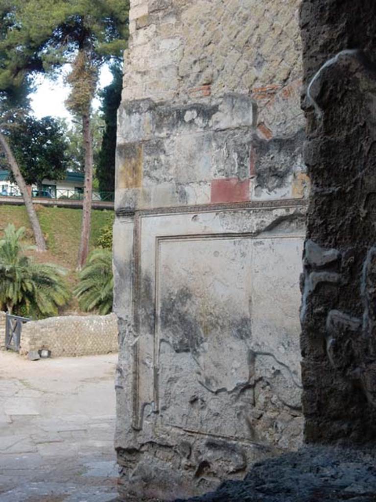 VII.16.a Pompeii. May 2015. Decorative plaster outside window, taken from room 5.
Photo courtesy of Buzz Ferebee.
