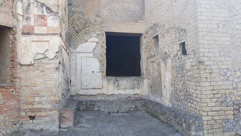 VII.16.a Pompeii. August 2021. Looking east towards small area with benches on east side of courtyard C.
Foto Annette Haug, ERC Grant 681269 DÉCOR.

