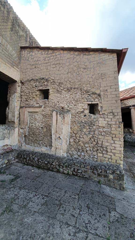 VII.16.a Pompeii. July 2021. 
Looking towards south wall of small area with benches with two small windows.
Foto Annette Haug, ERC Grant 681269 DÉCOR.

