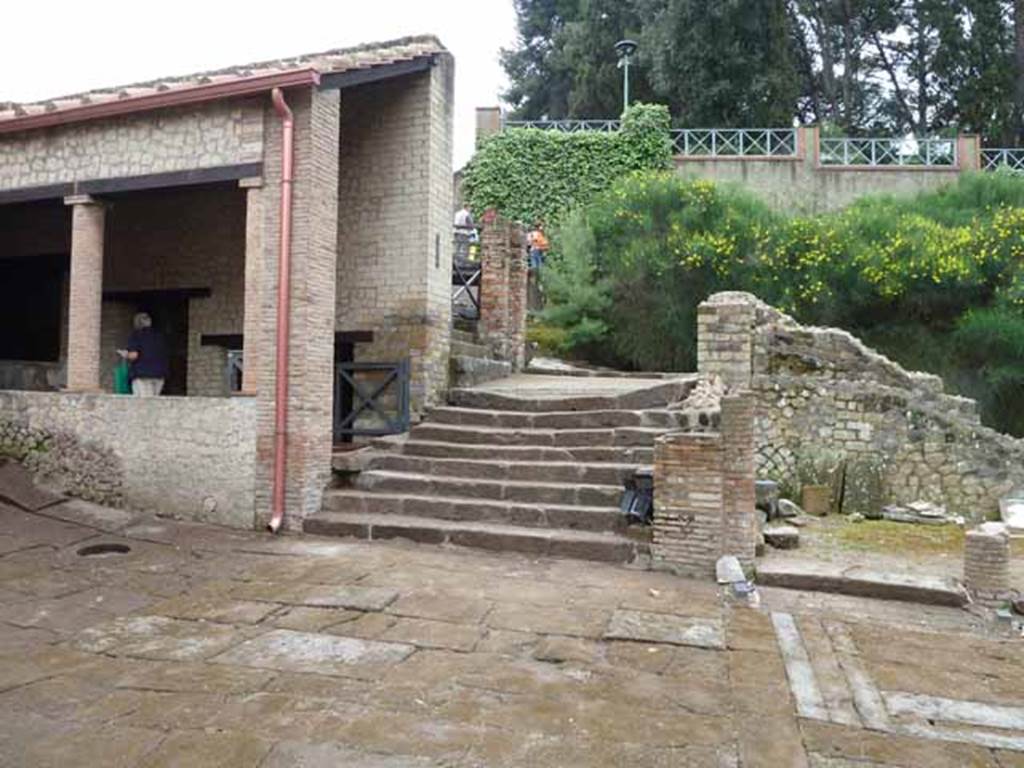 VII.16.a Pompeii. May 2010. Looking south to entrance to corridor B and steps.