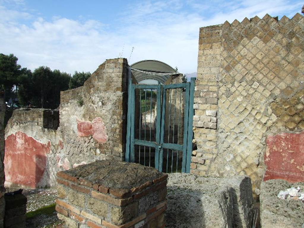 VII.16.a Pompeii. September 2005. Entrance doorway to upper floor.