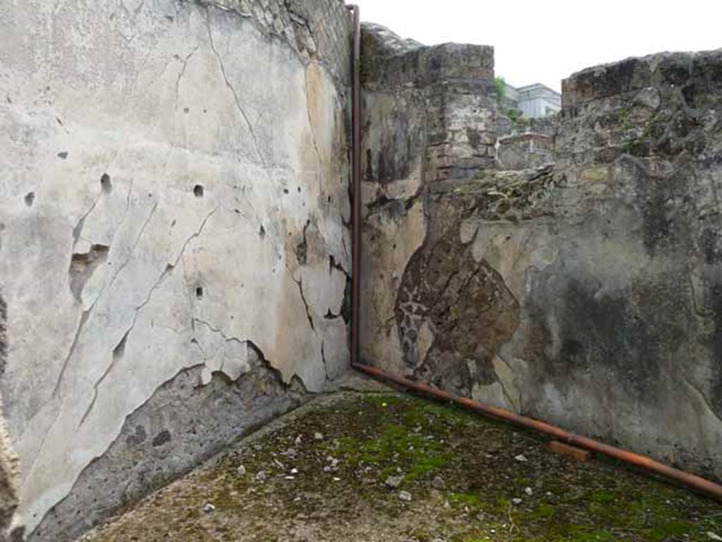 VII.16.a Pompeii. May 2010. South east corner of upper floor room on west side of entrance doorway, with window onto Via Marina.