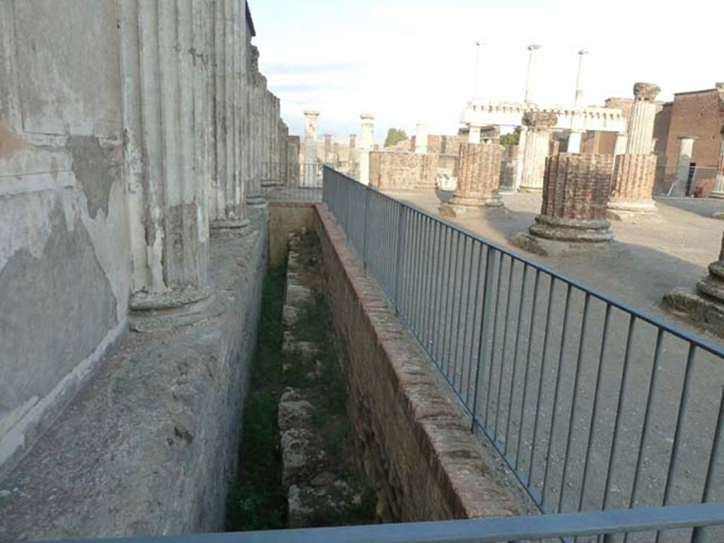 VIII.1.2 Pompeii. September 2015. Via Marina entrance to Basilica from inside, looking east.

