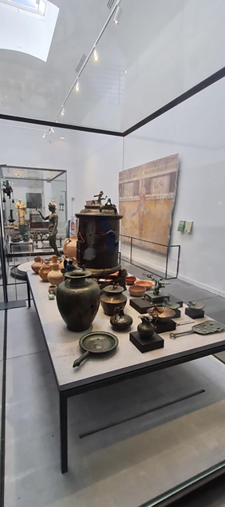 VIII.1.4 Pompeii Antiquarium. April 2022. 
Looking towards display cabinet. Photo courtesy of Giuseppe Ciaramella.
