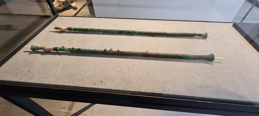 VIII.1.4 Pompeii. April 2022. Bronze and Ivory Flutes, found in Via del Vesuvio. Photo courtesy of Giuseppe Ciaramella.