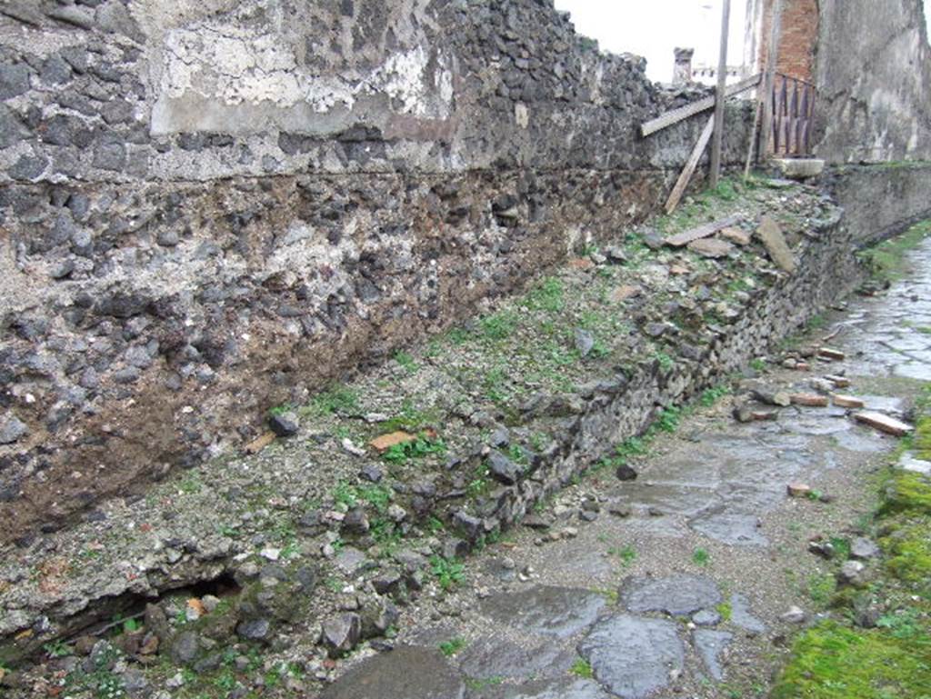 Ramp at VIII.1.6 on Via Championnet, Pompeii. December 2005. Looking east.