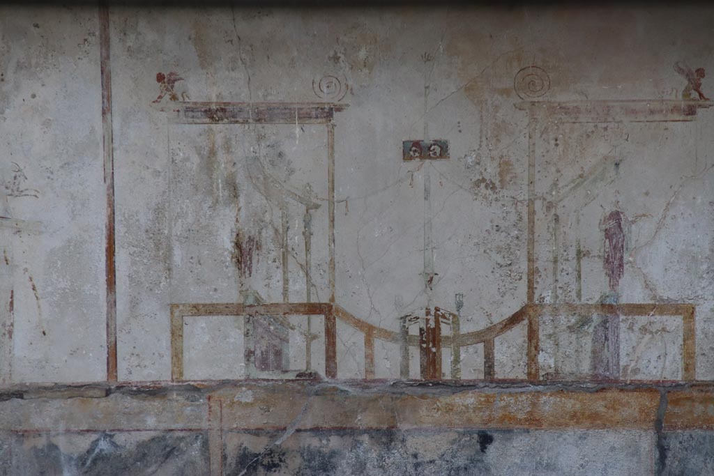 VIII.1.a Pompeii. October 2023. Detail of painted plaster on east wall at side of the portico. Photo courtesy of Klaus Heese.