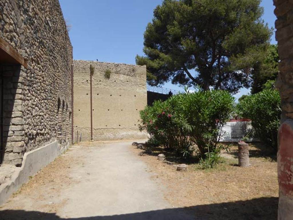 VIII.1.a, Pompeii. June 2017. Looking east through doorway from portico, across peristyle. Photo courtesy of Michael Binns.
