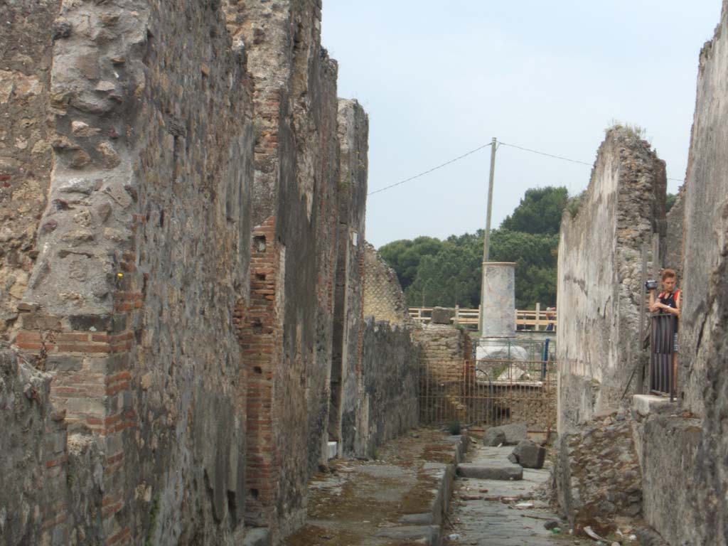 VIII.2.3 Pompeii, on left. May 2005.                       Vicolo di Championnet, looking west.                         VIII.1 on right.