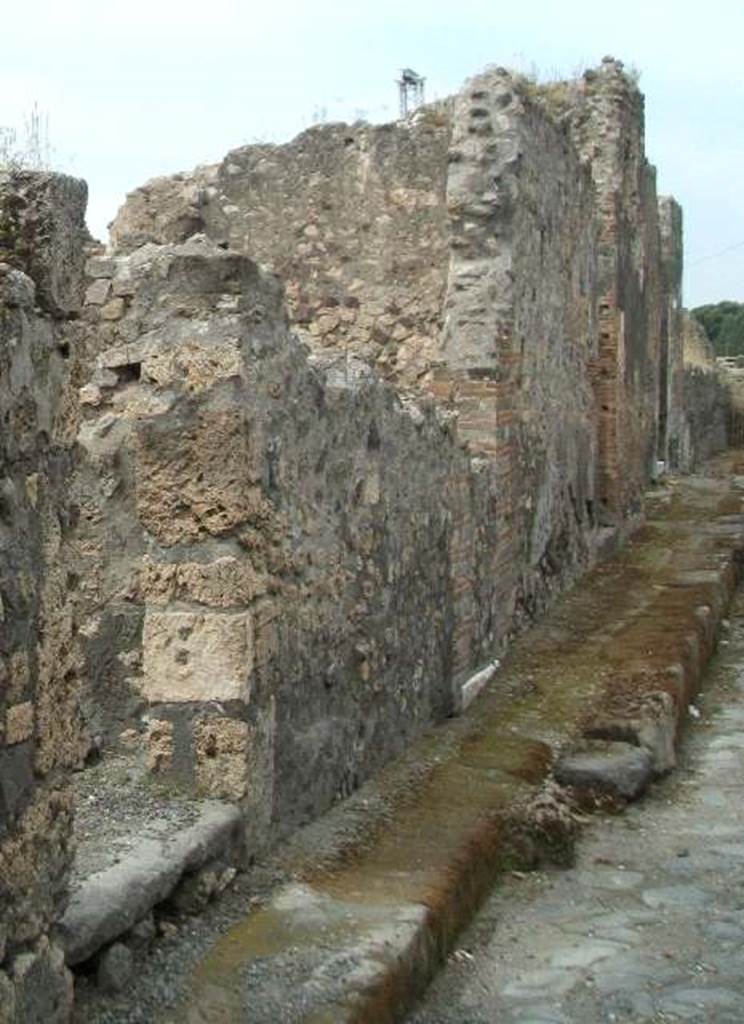 VIII.2.5, VIII.2.4 and VIII.2.3 Pompeii, May 2005. Looking west.