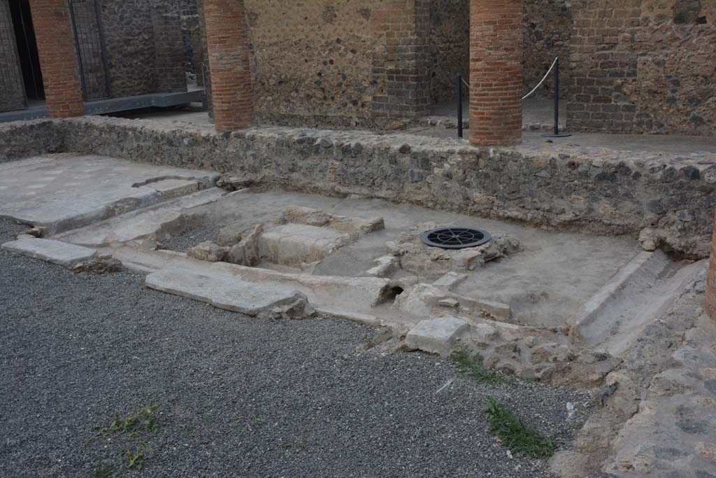 VIII.2.13/14/16 Pompeii. November 2017. Detail from north end.
Foto Annette Haug, ERC Grant 681269 DÉCOR.
