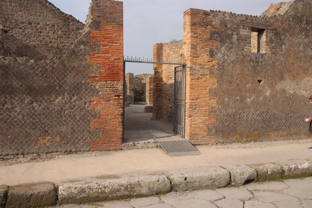 VIII.2.14 Pompeii. October 2023. Looking west towards entrance doorway. Photo courtesy of Klaus Heese.