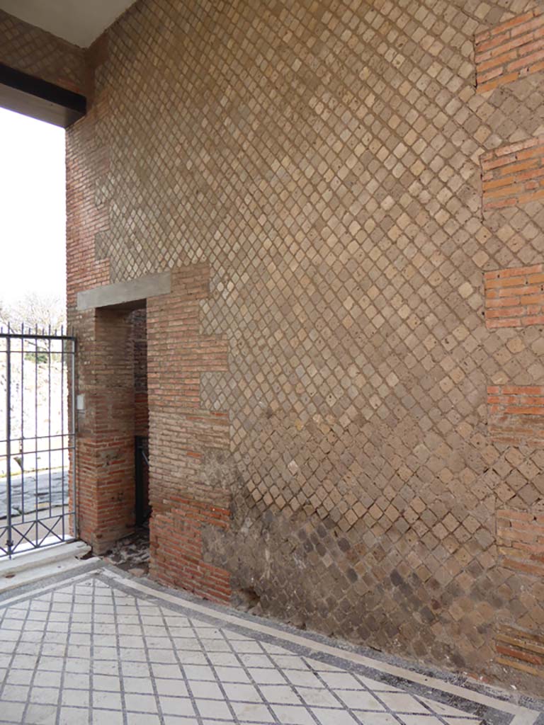 VIII.2.16 Pompeii. January 2017. Looking east along south wall of entrance corridor.
Foto Annette Haug, ERC Grant 681269 DÉCOR
