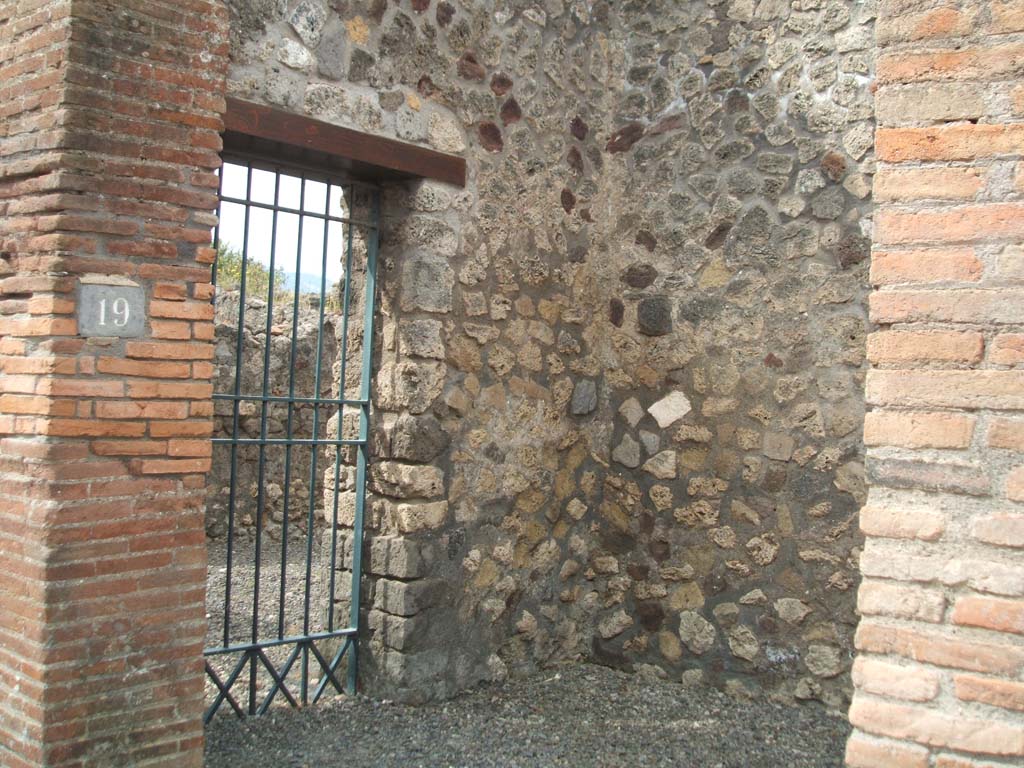 VIII.2.19 Pompeii. May 2005. Looking towards south wall with doorway to VIII.2.20.