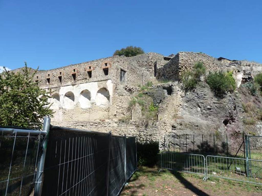 VIII.2.20 Pompeii, on left. September 2015. Rear of Sarno baths, with VIII.2.21, on right.