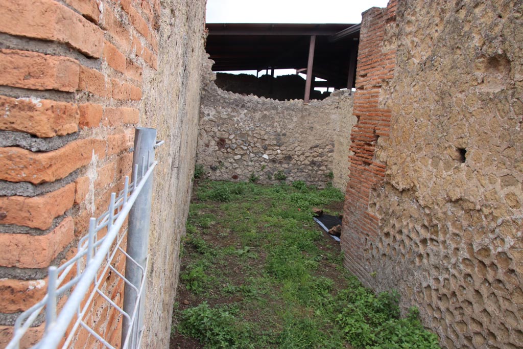 VIII.2.21 Pompeii. May 2024. Looking east from entrance doorway towards triclinium. Photo courtesy of Klaus Heese.