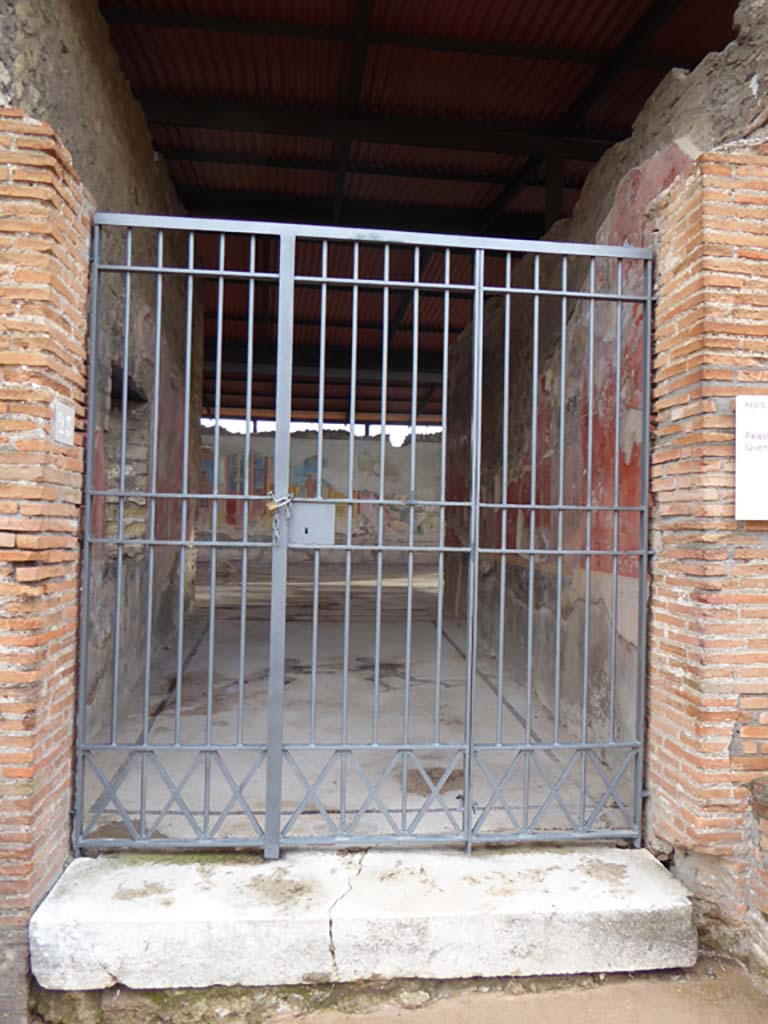 VIII.2.23 Pompeii. January 2017. Looking south through entrance doorway.  
Foto Annette Haug, ERC Grant 681269 DÉCOR.
