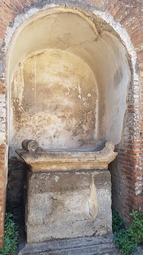 VIII.2.25 Pompeii. August 2023. 
Street altar on south side of Vicolo della Regina.Photo courtesy of Maribel Velasco.
