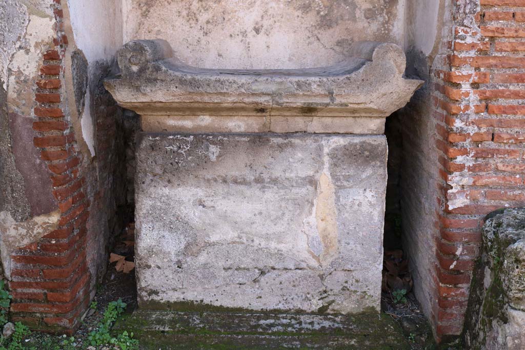 VIII.2.25, Pompeii. December 2018. Detail of street altar, looking south.  Photo courtesy of Aude Durand.