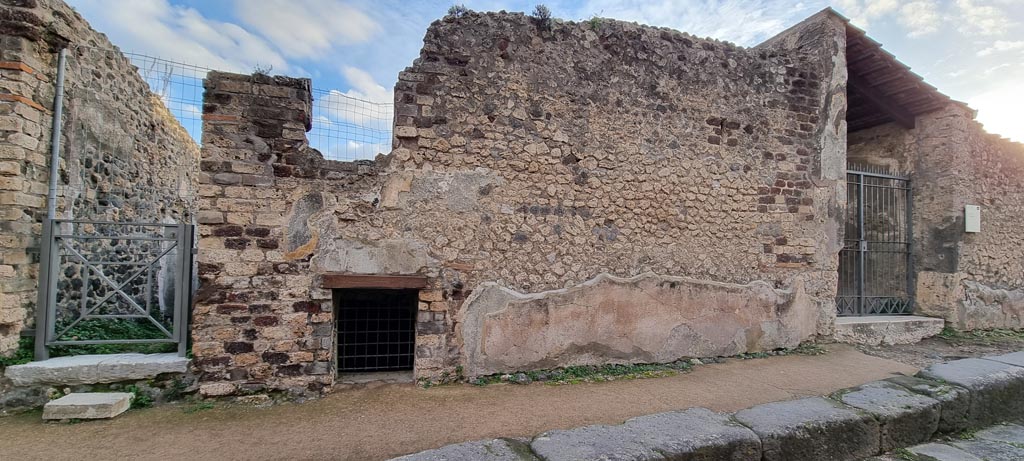 VIII.2.26 Pompeii, on right. December 2023. 
Left (east) side of entrance doorway, site of mutilated electoral recommendation, according to Della Corte.
On the left is the doorway into VIII.2.27. Photo courtesy of Miriam Colomer.
