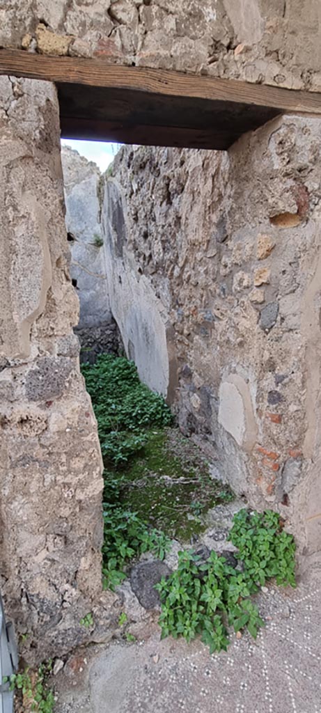 VIII.2.26 Pompeii. December 2023.
Doorway to room ‘c’, on east side of vestibule “a”. Photo courtesy of Miriam Colomer.
