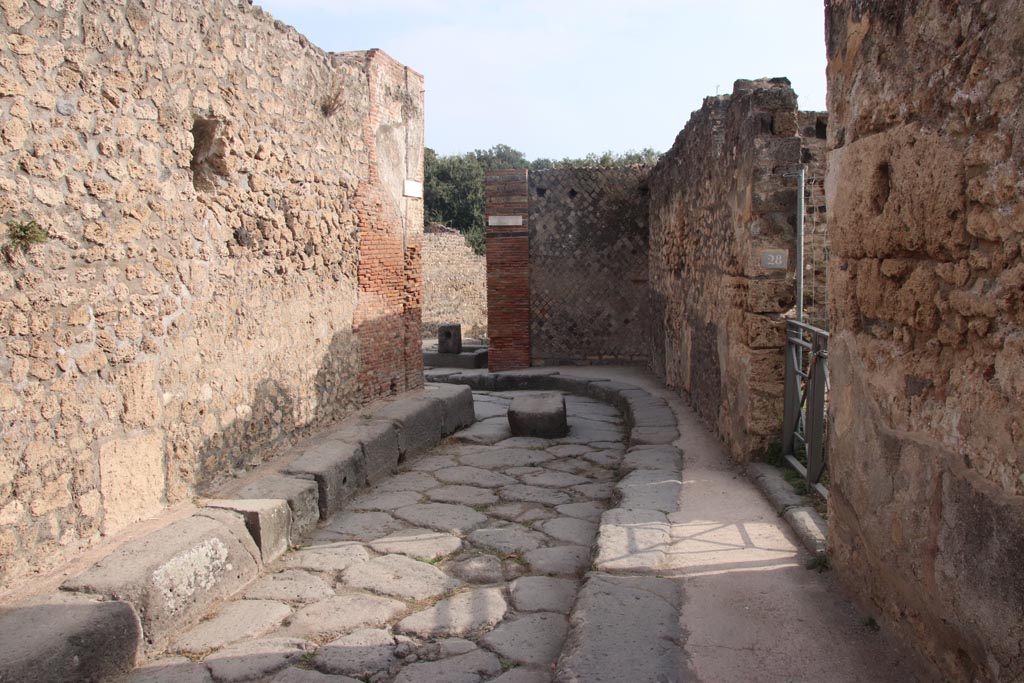 VIII.2.28 Pompeii, on right. October 2023. Looking east along Via della Regina. Photo courtesy of Klaus Heese.