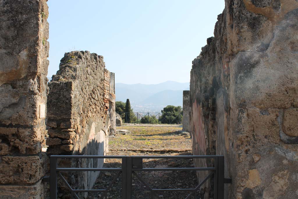 VIII.2.28 Pompeii. March 2014. Looking south through entrance doorway.
Foto Annette Haug, ERC Grant 681269 DÉCOR.

